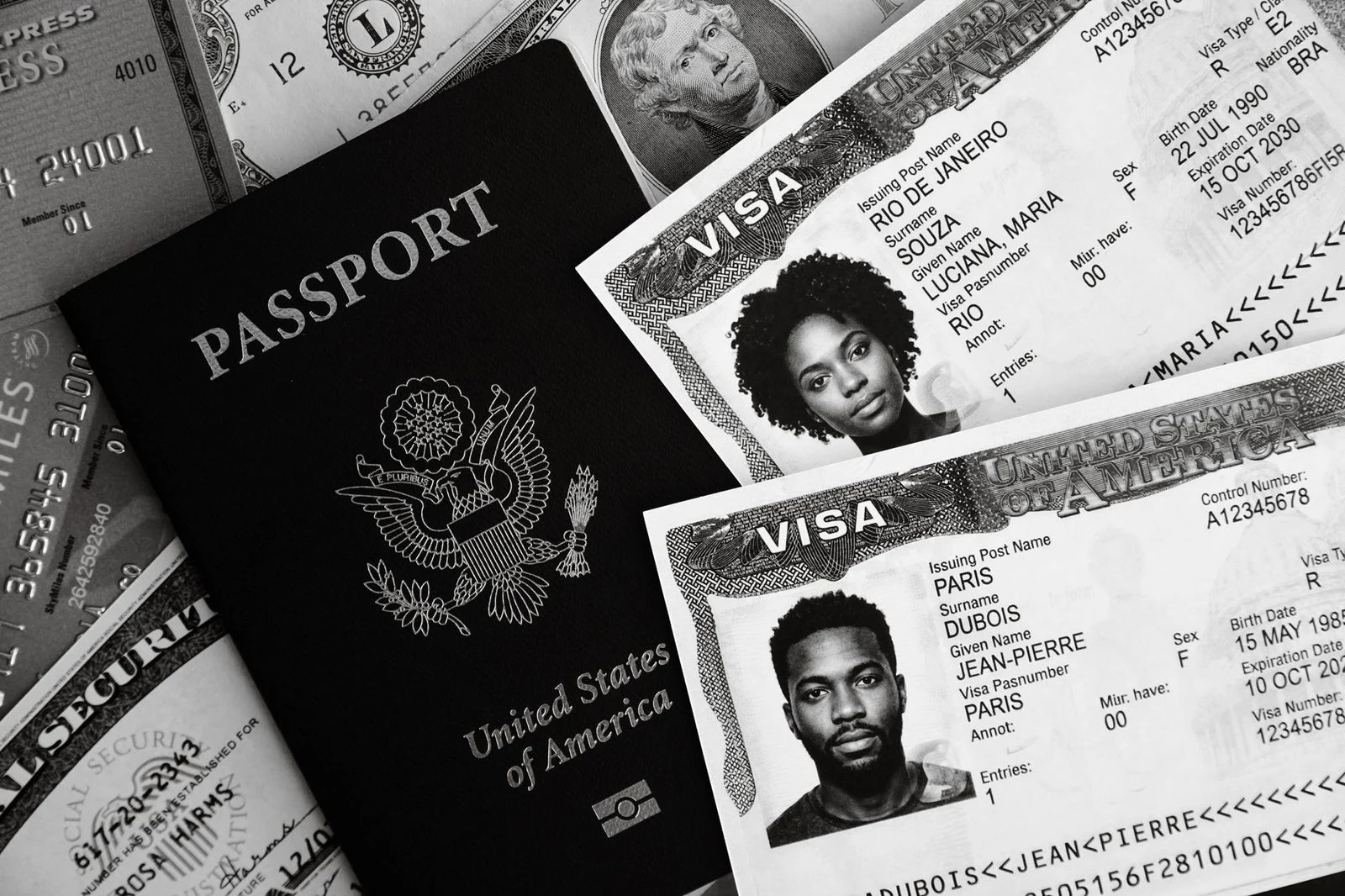 Pasaporte estadounidense junto a páginas de visa y billetes sueltos en blanco y negro.