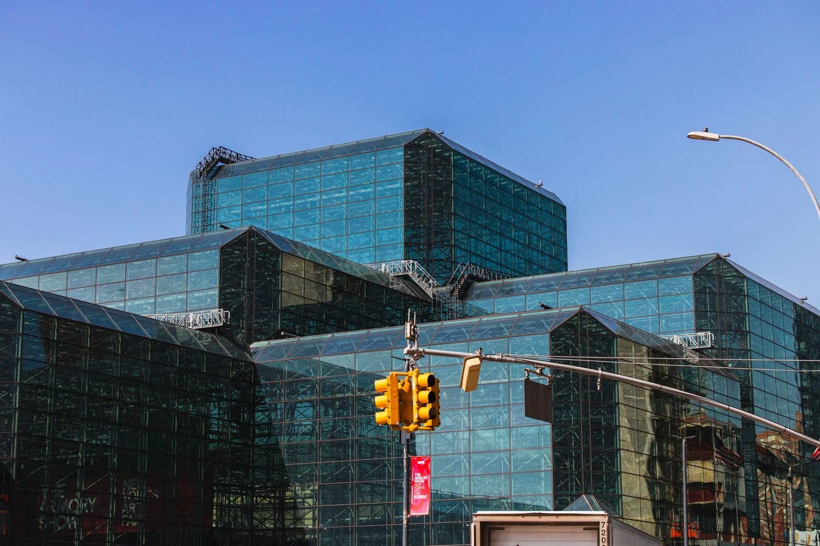 Fachada de cristal del Centro Javits en Manhattan, Nueva York, vista desde una perspectiva impactante.