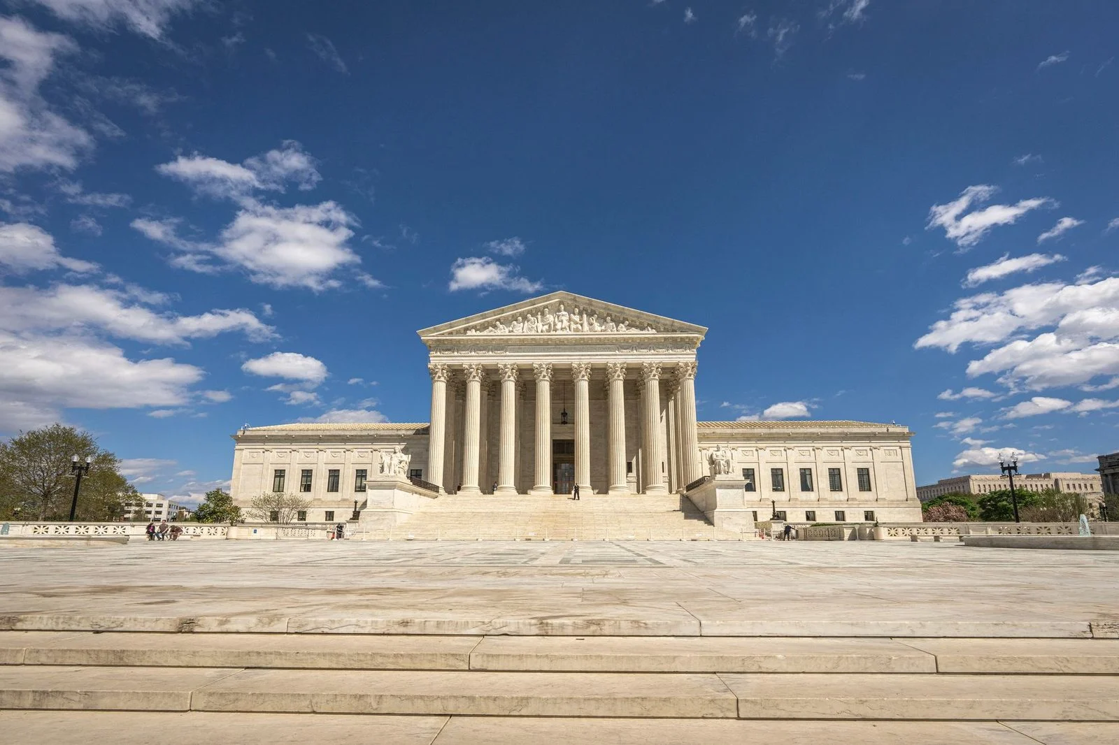 Fachada del Tribunal Supremo de Estados Unidos, con sus columnas blancas y escalinata bajo un cielo azul despejado.