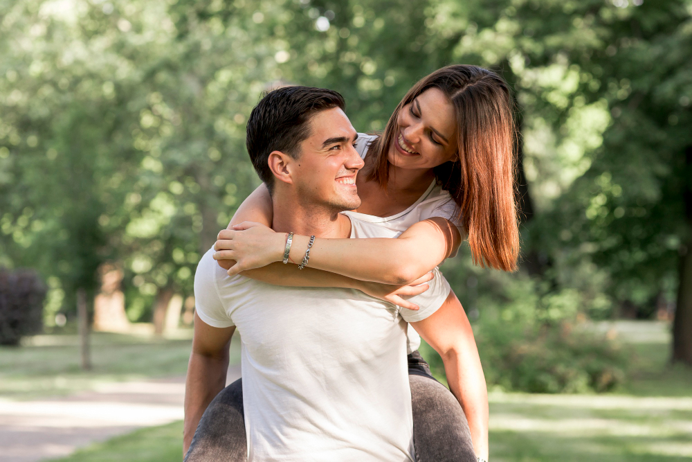 beautiful-woman-looking-her-boyfriend